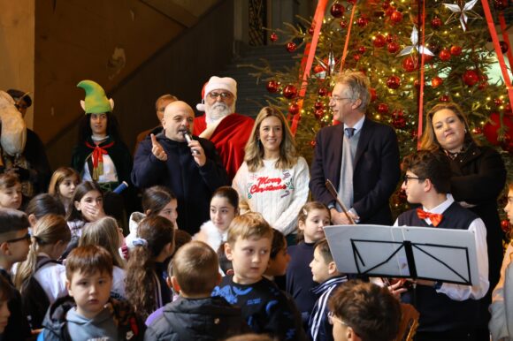 Napoli. “Giocattolo Sospeso 2025”: consegnati i doni ai bambini a Palazzo San Giacomo