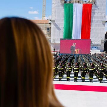 giorgia meloni celebra i pompieri Oggi è Santa Barbara, patrona dei Vigili del Fuoco e della Marina Militare. Giorgia Meloni: “Il ringraziamento del Governo per il loro instancabile lavoro che svolgono per l’Italia e gli italiani”