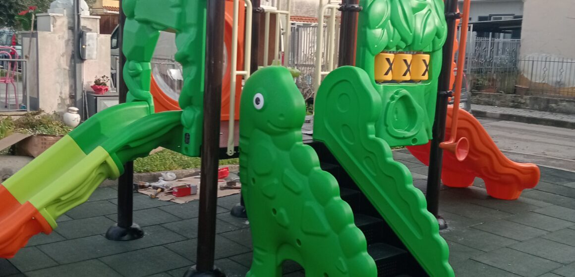 Cercola. Dal ‘Pacco di Santo Stefano 2023’ al ‘Pacco di Natale 2025’: rifinanziate le giostrine a Ponte Cozzolino. Sprecati altri 40,000€ del Governo Meloni, mistero sui 20,000€ del 2024