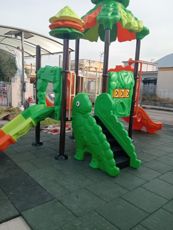 Cercola. Dal ‘Pacco di Santo Stefano 2023’ al ‘Pacco di Natale 2025’: rifinanziate le giostrine a Ponte Cozzolino. Sprecati altri 40,000€ del Governo Meloni, mistero sui 20,000€ del 2024