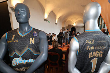 Napoli 2500: presentata al Maschio Angioino la maglia “Special Edition” della Guerri Napoli (Basket)