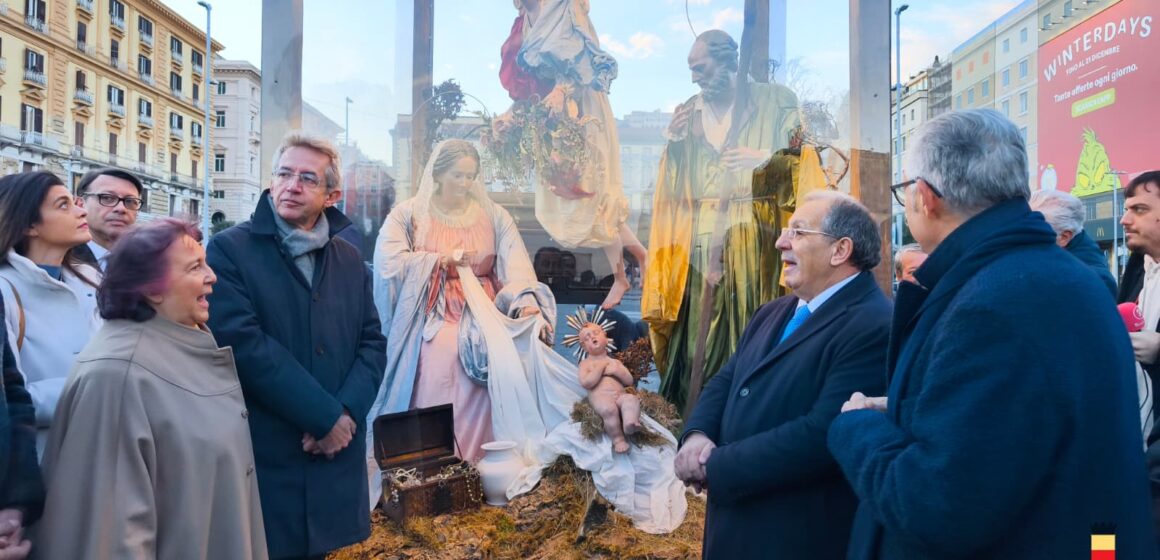 Napoli. La Natività a grandezza naturale in piazza Municipio fino all’8 gennaio. Realizzato dagli artigiani di San Gregorio Armeno