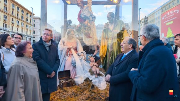Napoli. La Natività a grandezza naturale in piazza Municipio fino all’8 gennaio. Realizzato dagli artigiani di San Gregorio Armeno