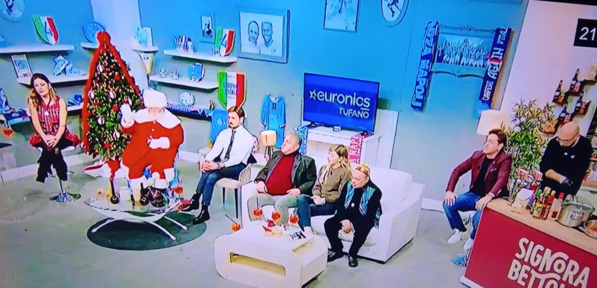 onda azzurra telecapri lo stallone di cercola toiny cercola bocca e giustiniani Il percussionista Tony Cercola e lo Stallone di Cercola, in versione Babbo Natale, protagonisti ad Onda Azzurra Stadio su TeleCapri. Erano presenti anche il comico Ciro Giustianiani e Maria Rosaria Boccia