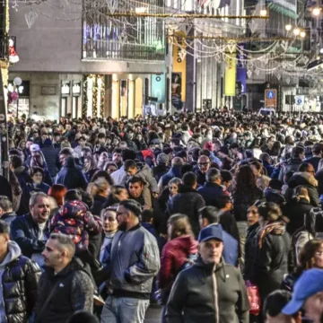 onda umana a napooli immacolata Week end dell’Immacolata, Napoli invasa dai turisti. Onda umana tra il lungomare e San Gregorio Armeno