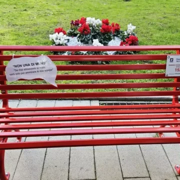 panchina ospedale del mare Napoli. No alla violenza di genere, una panchina rossa all’Ospedale del Mare