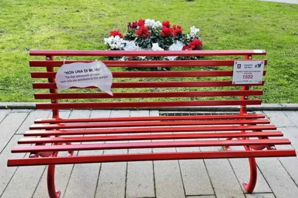 Napoli. No alla violenza di genere, una panchina rossa all’Ospedale del Mare