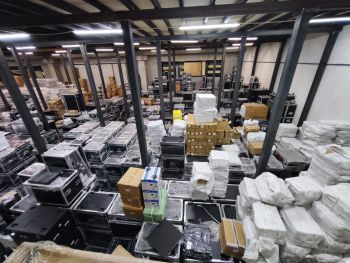 Napoli. Sequestro della Polizia Locale a Barra: Capannone industriale trasformato in deposito abusivo di esplosivi e merce contraffatta