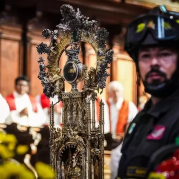 ue sciolo san gennaro 16 dicembre 2025 Napoli. Si è sciolto alle 9.13 il sangue di San Gennaro. In festa anche i turisti, Natale più sereno per i napoletani