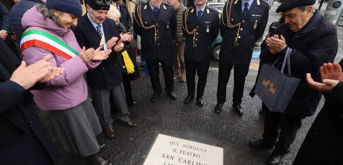 SAN CARLINO Napoli. Svelata in Piazza Municipio la targa che segna il luogo del leggendario Teatro San Carlino