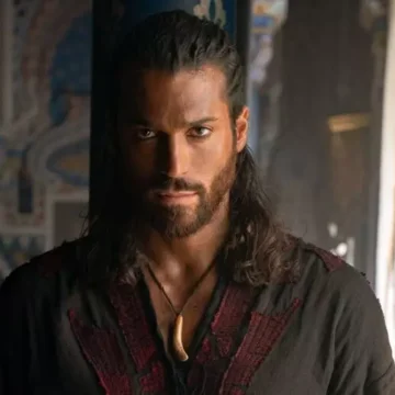 L’attore Can Yaman arrestato a Istanbul in un blitz antidroga: tradito da una soffiata