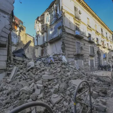 Crollo palazzo Casoria: la Protezione civile della Regione Campania invia volontari, autobotti e psicologi emergenza