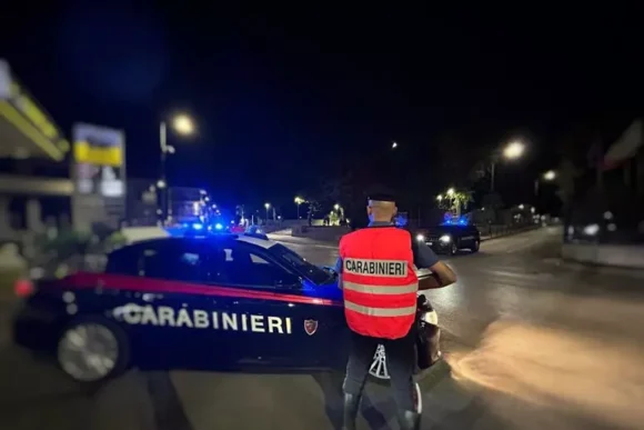 Ottaviano. Fanno esplodere atm dell’ufficio postale ma non riescono a portarlo via. Indagano  i Carabinieri
