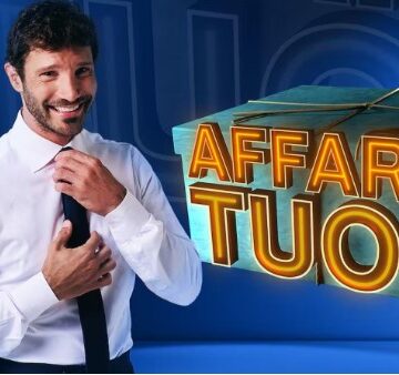 de martino lotteria italia Questa sera dalle ore 20,35 su Rai 1 “Affari Tuoi – Speciale Lotteria Italia”, conduce Stefano De Martino, tra gli ospiti Francesca Chillemi, Brenda Lodigiani, Claudia Gerini, Noemi, Rocco Hunt e Francesco Paolantoni