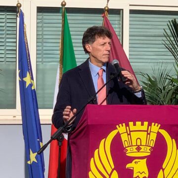 enzo cuomo Enzo Cuomo(PD) è ancora sindaco di Portici, formalmente è incompatibile: lo dichiara la Prefettura di Napoli. Carmela Rescigno (Lega) pronta ad adire per le vie legali su presunte dichiarazioni mendaci del democrat