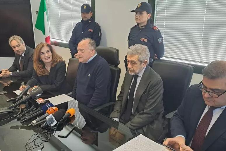 gratteri conf stampa Napoli. Procuratore Nicola Gratteri: “Minori carne da macello e utili idioti per il crimine”