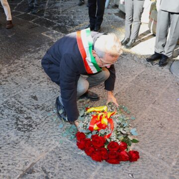 manf fiori Napoli. Giorno della Memoria, il sindaco Manfredi: “Ricordare è l’antidoto contro il ripetersi di tragedie come la Shoah”