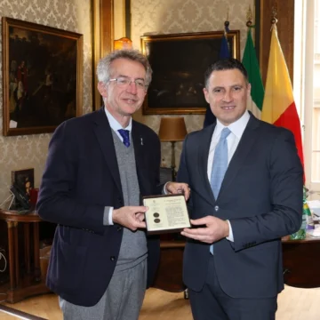 mangredi gaeta napoli Napoli per Gaeta: il Sindaco Manfredi consegna il crest a Cristian Leccese. Pieno sostegno alla candidatura di Gaeta a Capitale Italiana del Mare 2026