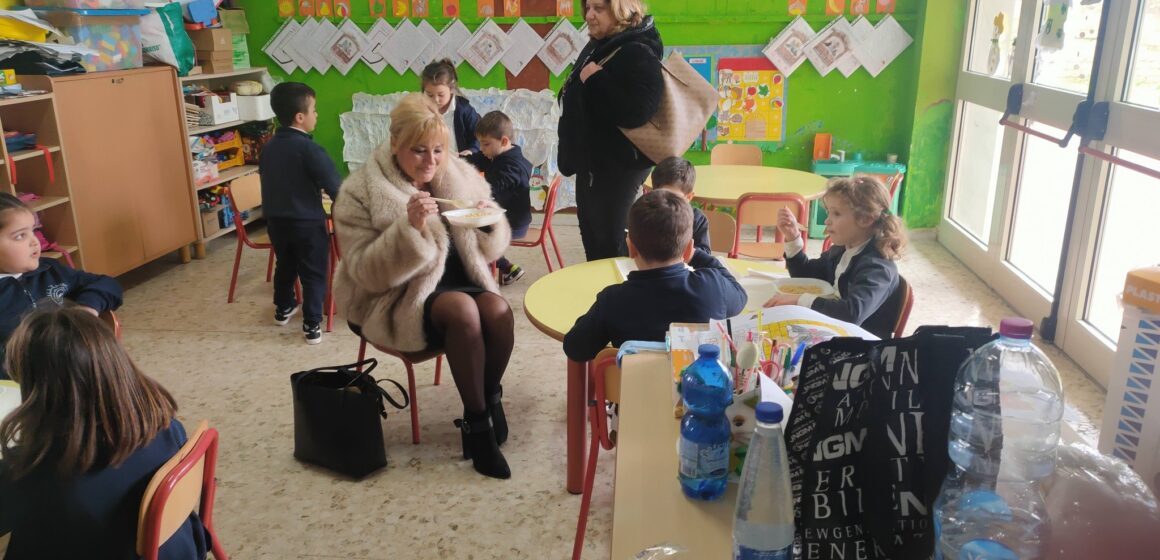 marueillo pranza con i bambini volla Volla. “Pasta e fagioli, patate e frittatina di buona qualità”: il consigliere comunale Simona Mauriello ‘pranza’ con i bambini per l’inizio della refezione scolastica
