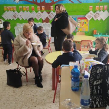 marueillo pranza con i bambini volla Volla. “Pasta e fagioli, patate e frittatina di buona qualità”: il consigliere comunale Simona Mauriello ‘pranza’ con i bambini per l’inizio della refezione scolastica