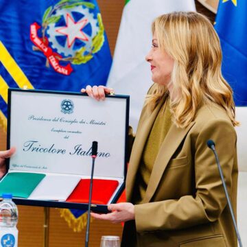 meloni - giornata tricolore Giornata del Tricolore. Giorgia Meloni: “La bandiera rappresenta la nostra Storia. Oggi rendiamo onore alla nostra Patria e Unità Nazionale conquistate con sacrificio e fedeltà”