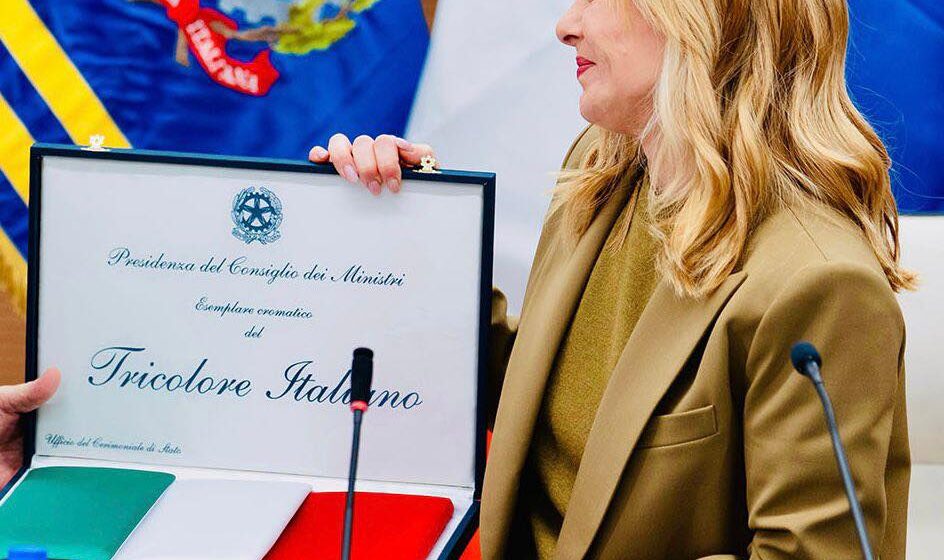 meloni - giornata tricolore Giornata del Tricolore. Giorgia Meloni: “La bandiera rappresenta la nostra Storia. Oggi rendiamo onore alla nostra Patria e Unità Nazionale conquistate con sacrificio e fedeltà”