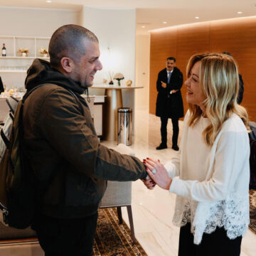 Atterrato a Ciampino l'aereo con Trentini e Burlò Rientrano in Italia Alberto Trentini e Mario Burlò, ad attenderli c’era Giorgia Meloni: “Bentornati!”