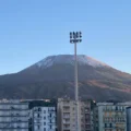 Vesuvio imbiancato, prima neve del 2026. Boom di foto dei turisti