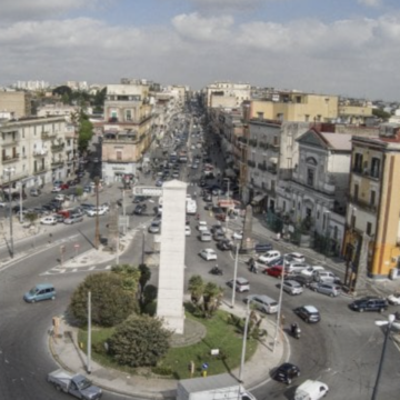 Napoli. Secondigliano, trent’anni dopo la voragine: il Quadrivio rinasce tra memoria e partecipazione. Venerdì alle 15:00 il Sindaco Manfredi presenta il progetto “Era, È e Sarà Quadrivio”