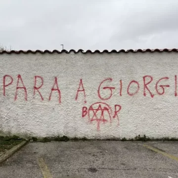 ‘Spara a Giorgia. Br’, la scritta in un parcheggio a Porto Recanati. Indaga la Digos della Questura di Recanati