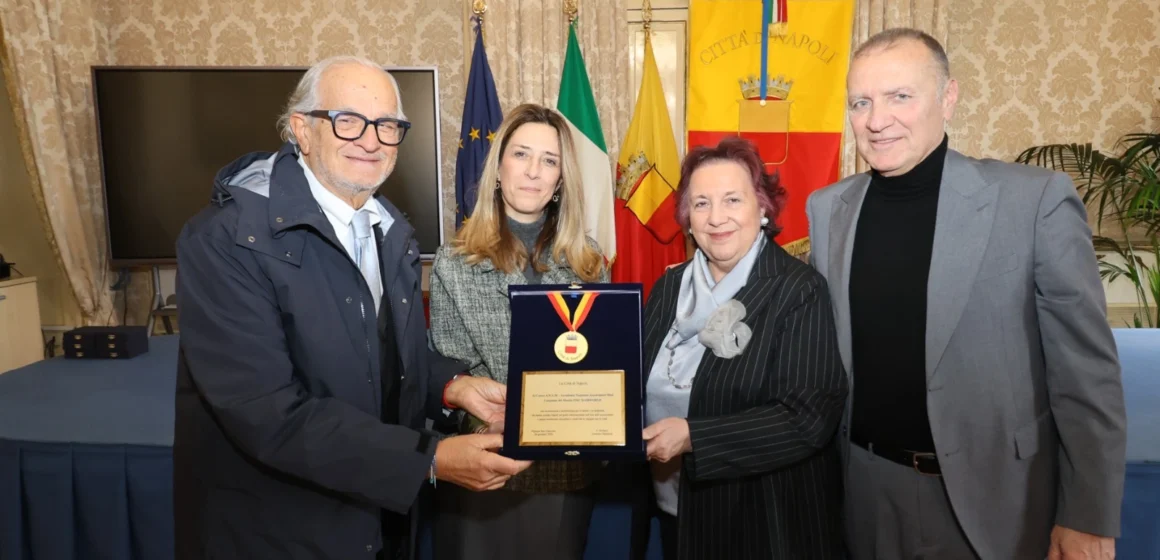 Comune di Napol consegna un riconoscimento   al Centro Accademia Nazionale Acconciatori Misti che ha conquistato la Coppa del Mondo