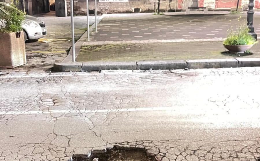 Cercola. Megabuche in Piazza della Libertà, proprio di fronte al Municipio. Sotto agli uffici del sindaco e dell’ufficio tecnico del comune. Un residente: “Vergogna, da 4 giorni nessuno interviene!”
