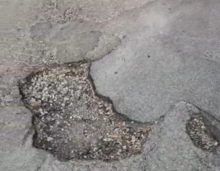 Cercola. Via Don Minzoni  ‘travolta’  dalle buche, manto stradale distrutto dai camion e dalla scarsa qualità dell’asfalto. I residenti imbufaliti