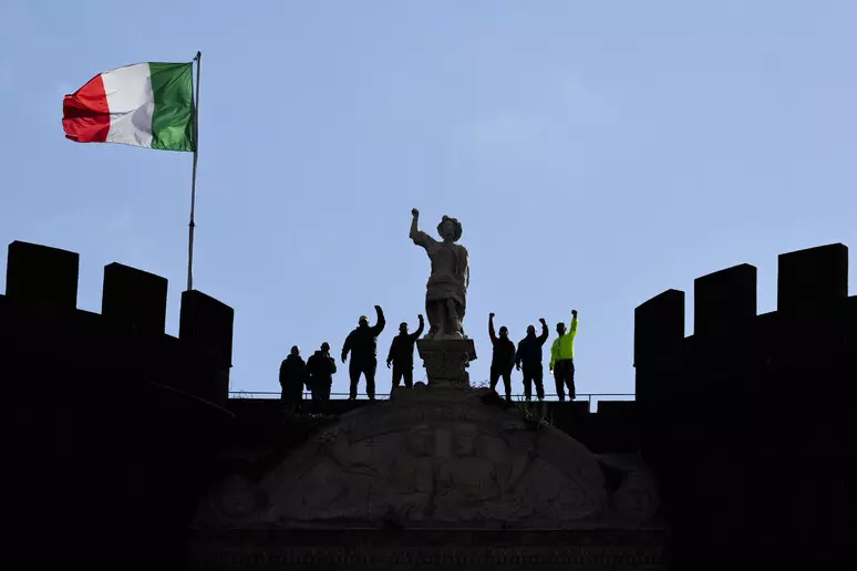 disoccupati maschio angioino Napoli. Disoccupati in cima al Maschio Angioino. Protesta di ‘Cantiere 167 Scampia’. Sos per 1.200 senza lavoro