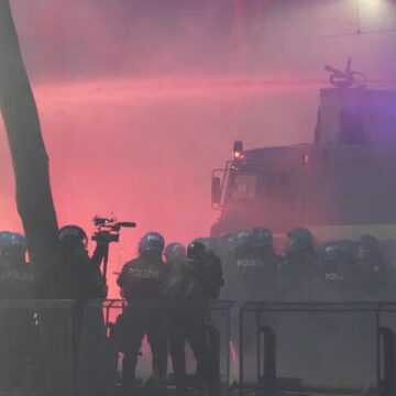 Manifestanti Torino lanciano bombe carta, polizia risponde coi lacrimogeni Scontri Torino, vertice a Palazzo Chigi, Giorgia Meloni: “Accogliamo richiesta stretta collaborazione con la Schlein. Subito un ‘pacchetto sicurezza’ condiviso”