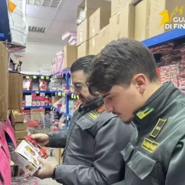 Maxi sequestro di maschere e gadget di Carnevale tra Napoli e provincia. Oltre mezzo milione di pezzi, ritenuti non sicuri per la salute dei bimbi