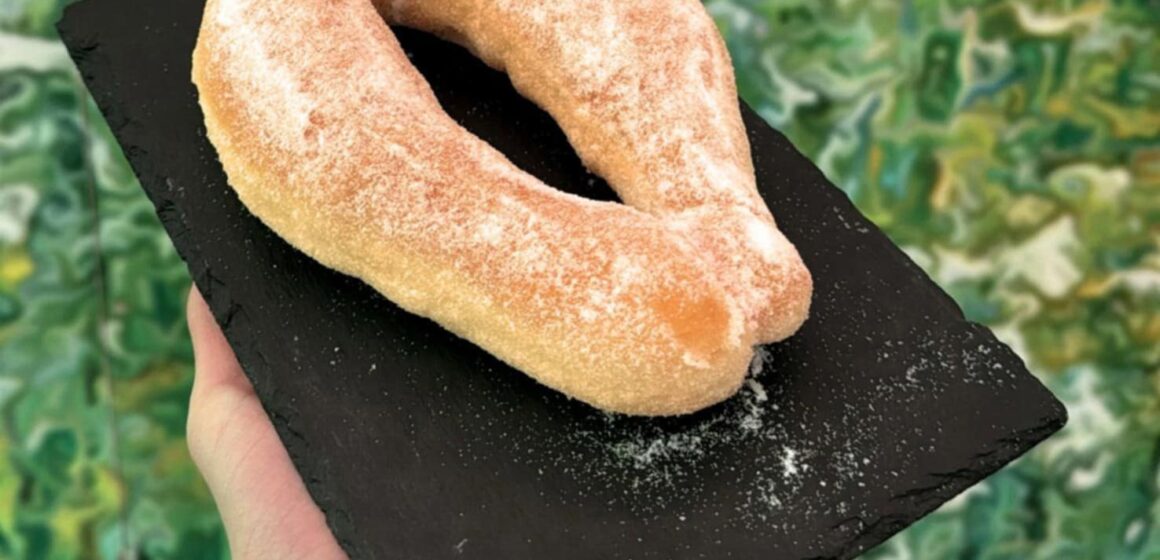 Arriva la ‘Graffa al Monet’ di Mario Leonessa: impasto di produzione propria e fritta al momento. Puoi gustarla alla ‘Caffetteria Pasticceria Gelateria – Monet’ di Cercola – VIDEO  –