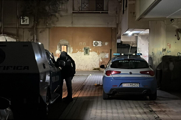 polizia conocal Napoli. Ponticelli, 22enne uccisa a Napoli, sembra al culmine di una lite familiare. La Polizia sulle tracce del fratello