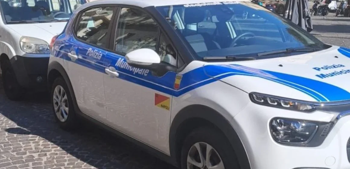 Napoli. Barra, area pubblica trasformata in parcheggio privato, la Polizia Locale denuncia il responsabile