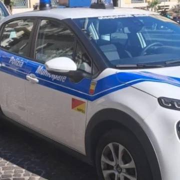Napoli. Barra, area pubblica trasformata in parcheggio privato, la Polizia Locale denuncia il responsabile