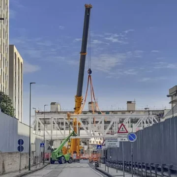 ponte procura Napoli. Da oggi un ponte pedonale unisce il tribunale alla procura. Installata la struttura che collega i due edifici