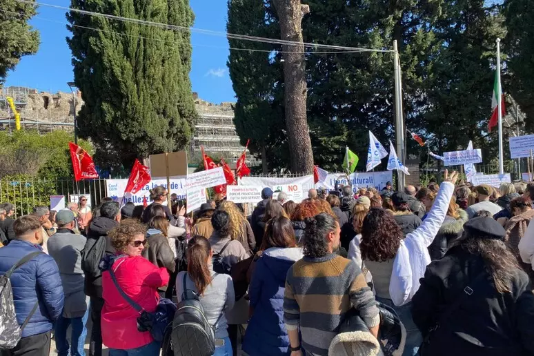 protesta guida pompei Scavi Pompei, guide turistiche pronte al dialogo dopo apertura Zuchtriegel. La protesta contro la chiusura della postazione nell’area archeologica