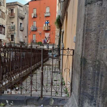 Napoli. A Forcella ripulito lo spazio antistante la Ruota degli Esposti