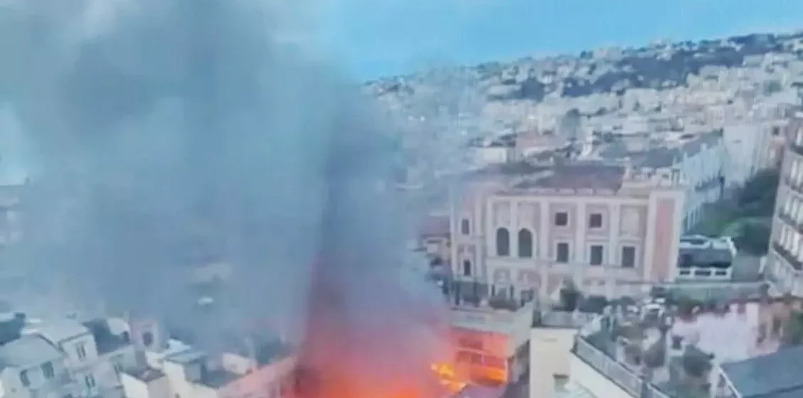 sannazzaro arde napoli Napoli. Il teatro Sannazaro distrutto dalle fiamme, domato il rogo. Evacuati 25 appartamenti. Indagini per incendio colposo