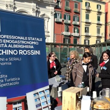scuola dante piazza napoli Napoli. Piazza Dante: grande partecipazione all’evento per l’iscrizione alle Scuole Comunali e Statali
