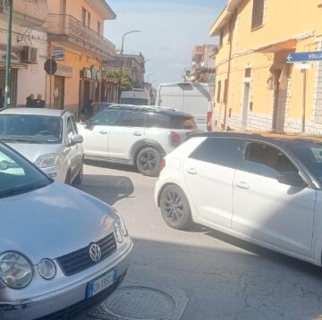 Cercola. Auto in panne un’ora e mezza all’incrocio via Don Minzoni – Corso Riccardi, traffico in tilt. Polizia Municipale assente. Liti tra gli automobilisti