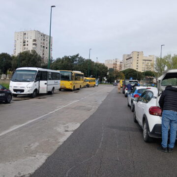 bus rassporto alunni abisvo Napoli. Scampia: servizio abusivo, sequestrati 7 veicoli utilizzati per il trasporto alunni. Operazione congiunta dei caschi bianchi e Carabinieri