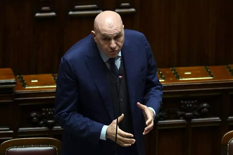 crosetto Iran sotto assedio. Ministro Difesa Crosetto ‘bloccato’ a Dubai. Esploso caso politico