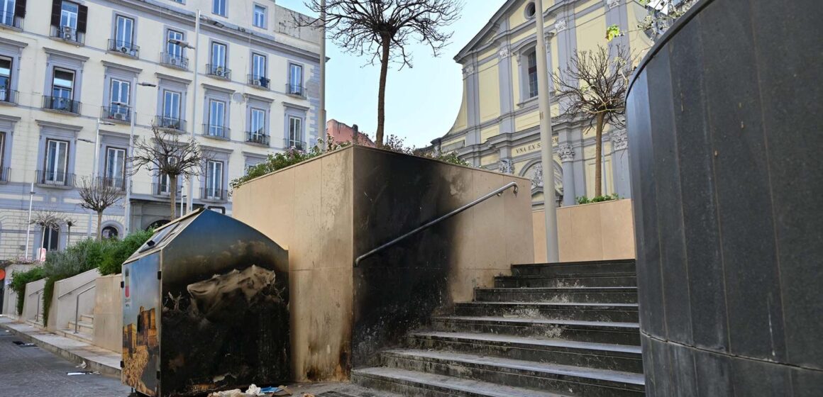 Napoli. Ripristinato il decoro in Piazza Santa Maria degli Angeli dopo l’incendio