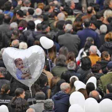 Nola. Celebrati i  funerali di Domenico, il vescovo: “Abbiamo il cuore spezzato” . La mamma: “Vi siete mossi tutti, grazie”